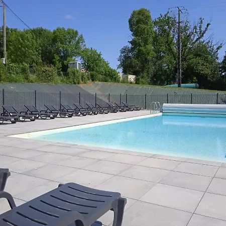 Holiday With Shared Pool Feriehus